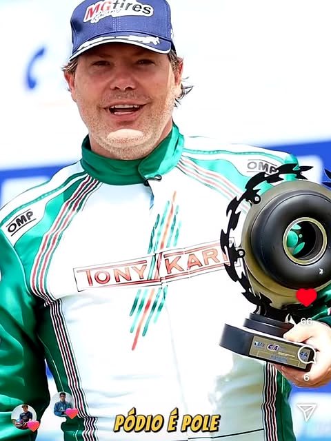 Piloto com macacão Tony Kart segurando troféu depois da prova